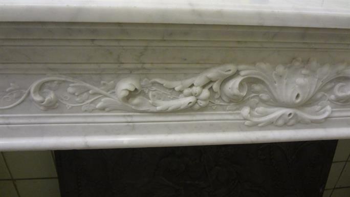 Камин из белого мрамора каррара